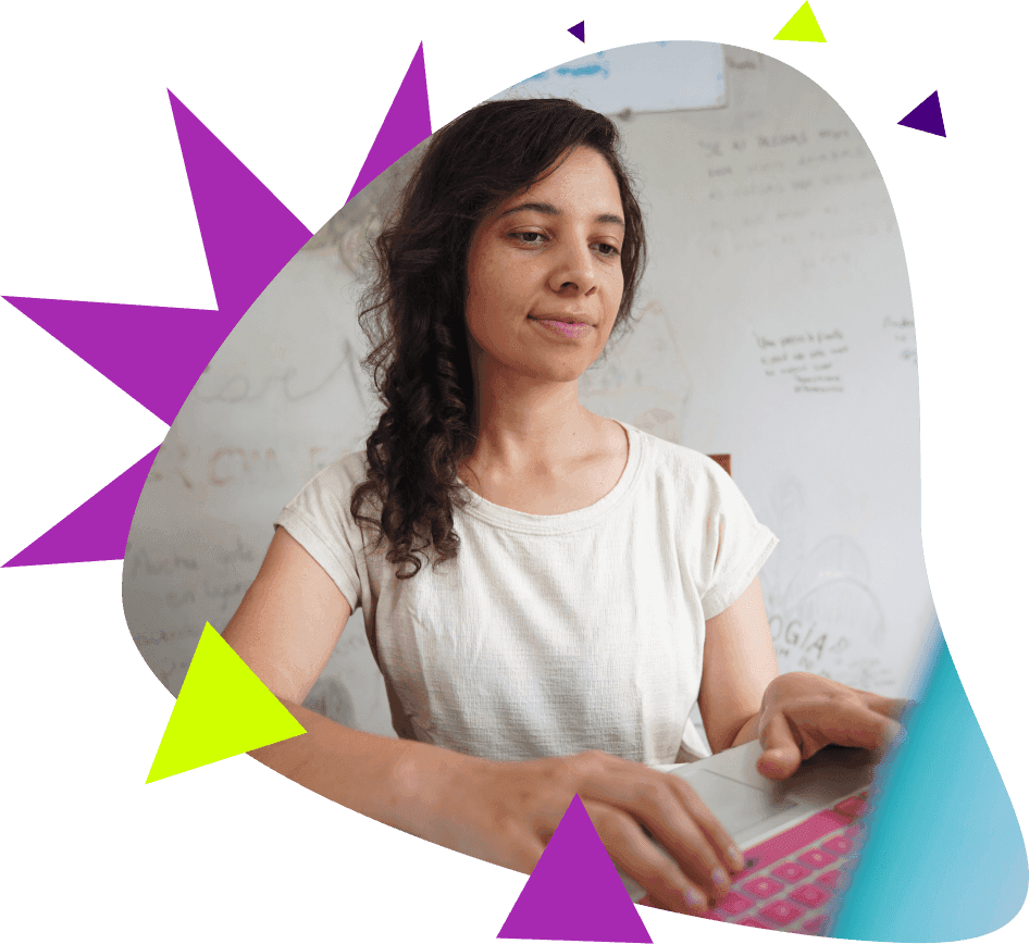 Mulher usando computador em casa