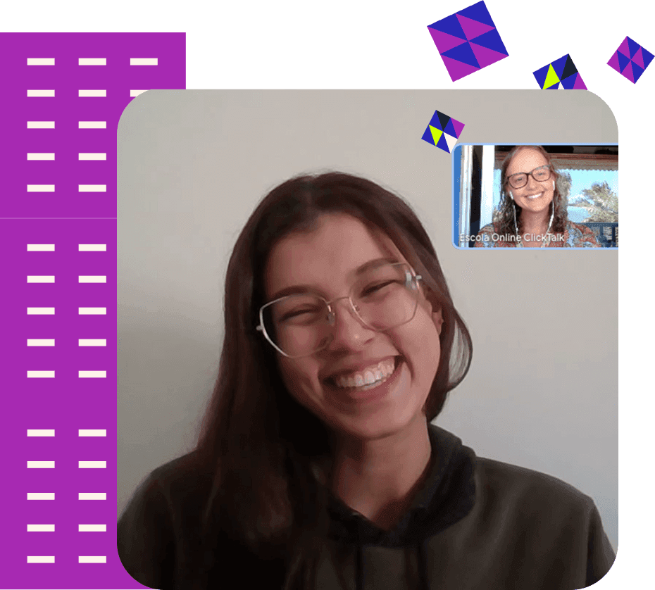 Aluno e professor sorrindo em aula online